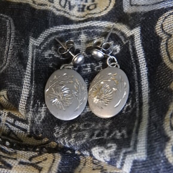 Nobska Craftsman Vintage Engraved Pewter Chrysanthemum Flower Earrings - Picture 7 of 9